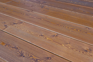 Не просто обшивка, а архитектурное высказывание: вертикальный планкен, идеальные зазоры и мембрана для долгой жизни дома