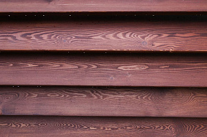 Элегантный забор из планкена и кирпича на Прохладном озере