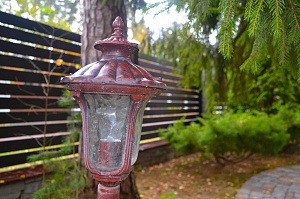 деревянный забор с каменными столбами