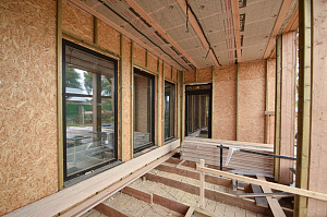 Отделка фасада дома лиственничным планкеном с запилом под 45 градусов без вертикальных накладок