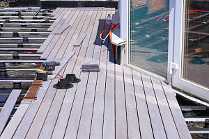 Эксклюзивная терраса из термоясеня на эксплуатируемой кровле в Санкт-Петербурге