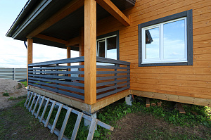 Карцево: шлифовка и покраска дома из клеёного бруса для «Нордвуд» — защита Tikkurila Pinja W-Oil (5070) и акценты RAL 7024