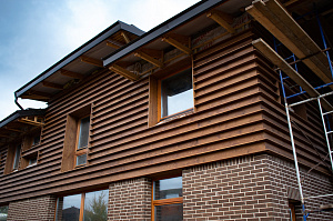 комбинация дерева и кирпича