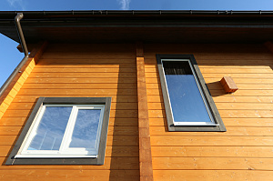 Карцево: шлифовка и покраска дома из клеёного бруса для «Нордвуд» — защита Tikkurila Pinja W-Oil (5070) и акценты RAL 7024