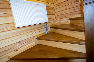 лестница покрытая лаком