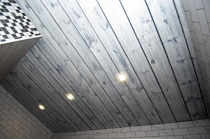 отделка потолка брашированной доской 8