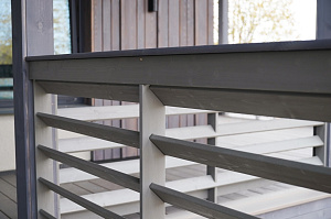 Изысканная терраса из сибирской лиственницы в Солнечной Долине