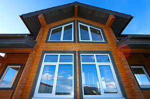 Карцево: шлифовка и покраска дома из клеёного бруса для «Нордвуд» — защита Tikkurila Pinja W-Oil (5070) и акценты RAL 7024