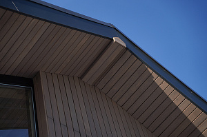 Элегантный фасад и свесы: монтаж планкена в Gatchina Villages - 2