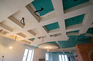 монтаж конструкций из гипсокартона на потолок