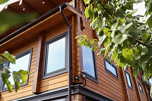 Реставрация и комплексная защита фасада двухэтажной бани в Верховский