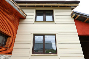 Фасад с характером: Сочетание лиственницы, сосны и камня в Honka Family Club