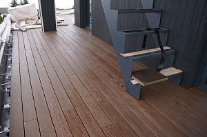 Терраса из термоясеня на эксплуатируемой кровле