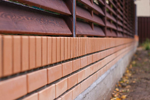 Элегантный забор из планкена и кирпича на Прохладном озере