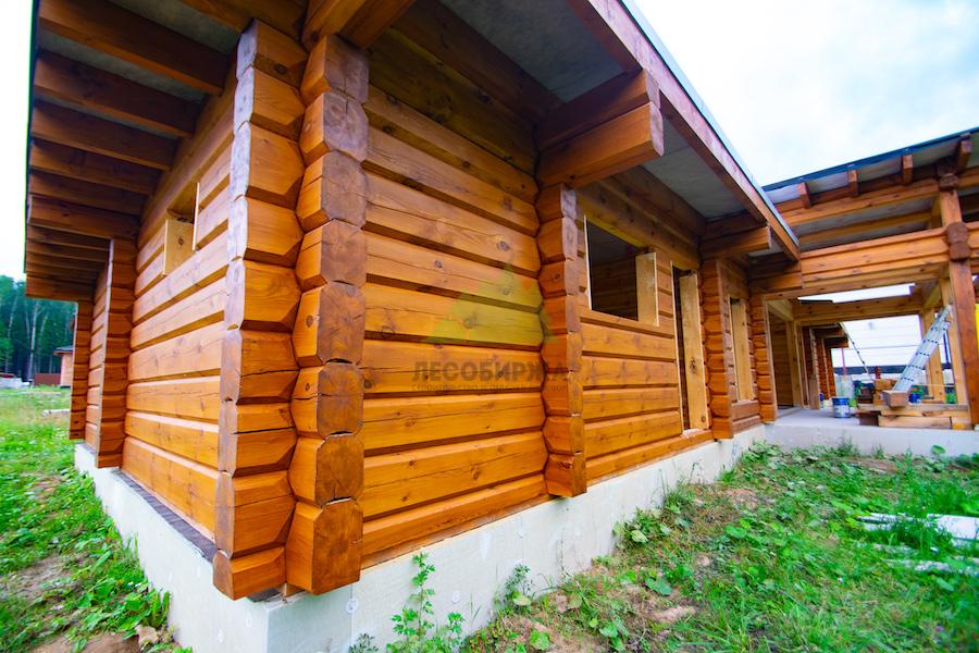деревянный дом, обработанный гидравлическим маслом Renner