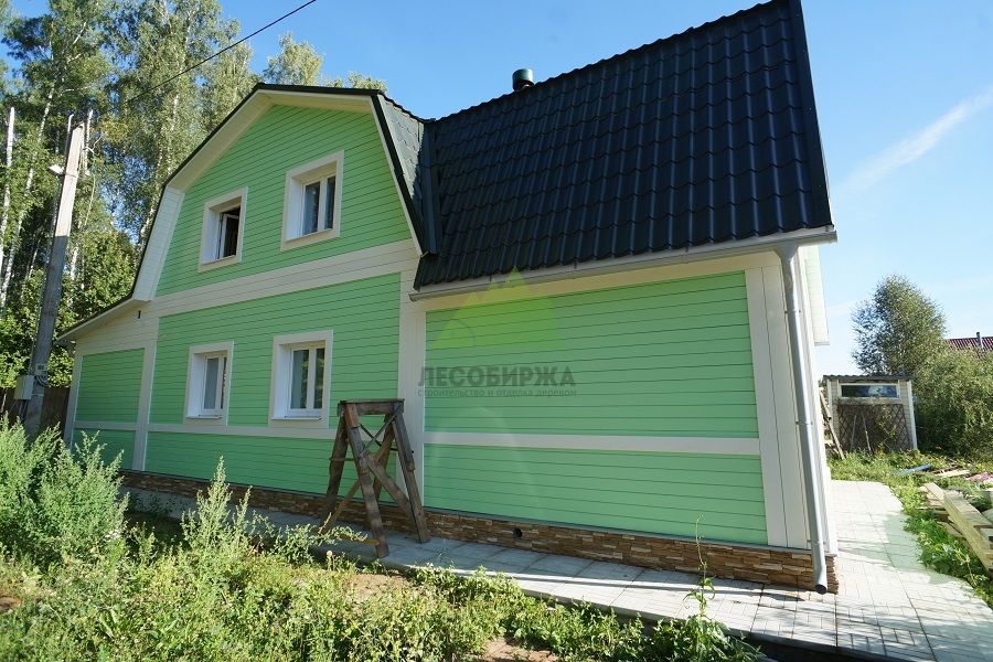 Деревянный каркасный дом с отделкой планкеном