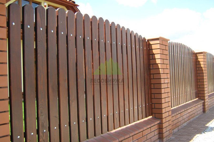 Куплю забор курск. Забор евроштакетник под дерево. Забор из штакетника деревянного. Забор штакетник деревянный. Красивый забор из штакетника деревянного.
