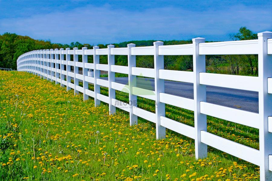 белый деревянный забор в стиле ранчо