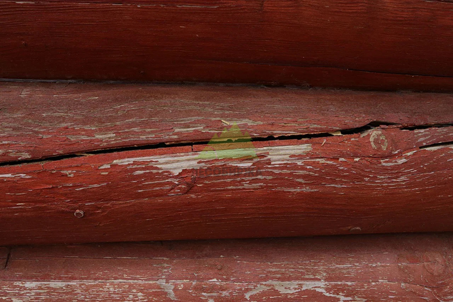 Растрескивание древесины в процессе эксплуатации и естественной усушки дерева treshchina-na-fasade-v-brevne.jpg