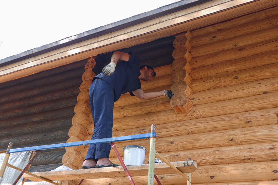 Покраска сруба маслом в тени