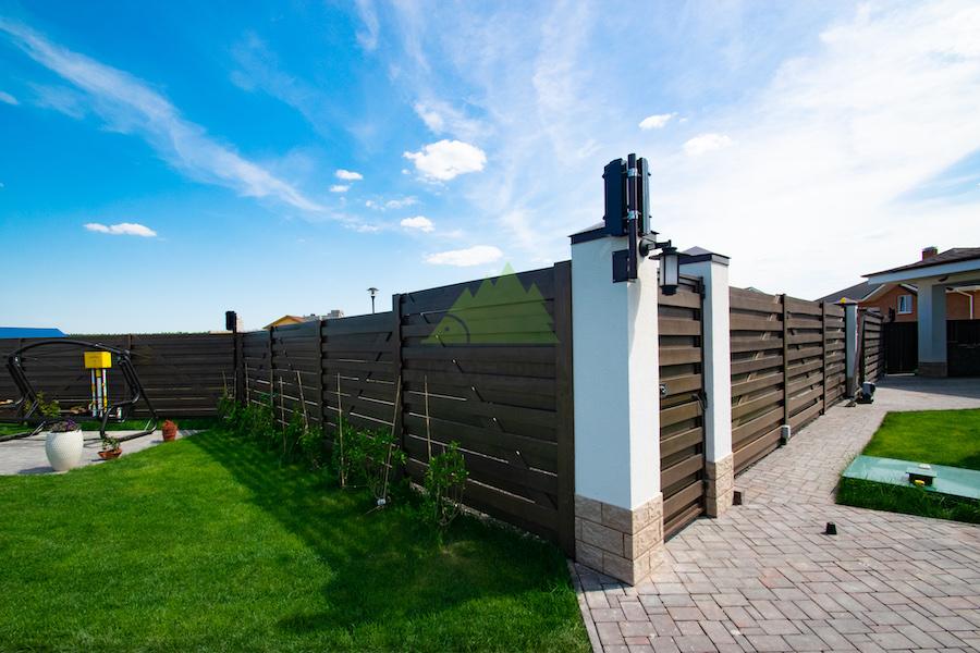деревянный забор с автоматическими воротами