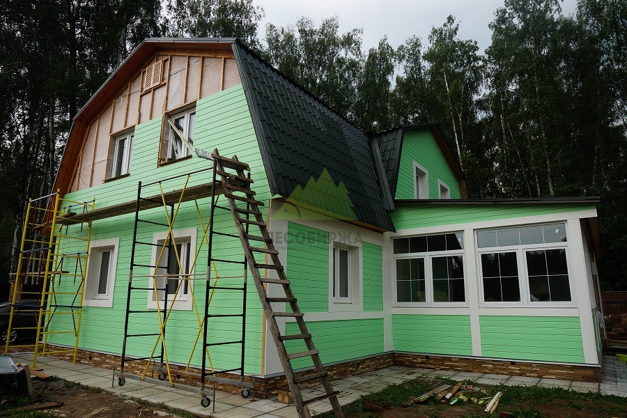 Отделка фасада каркасного дома планкеном из сосны