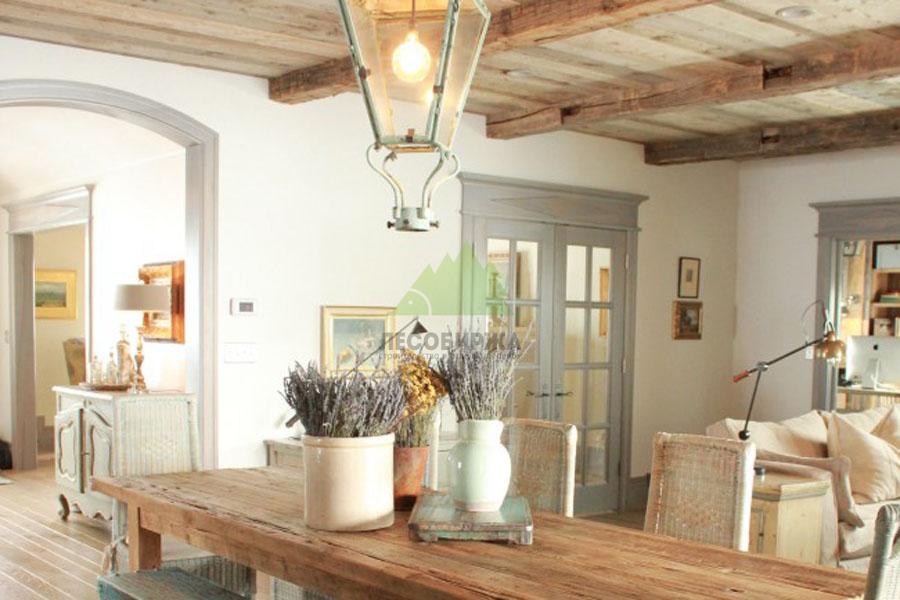 Стиль "Прованс" в интерьере кухни с деревянными балками на потолке