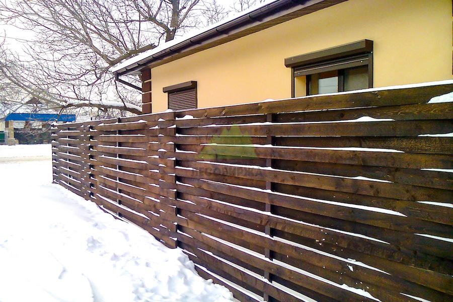 деревянный декоративный забор с металлическими опорами