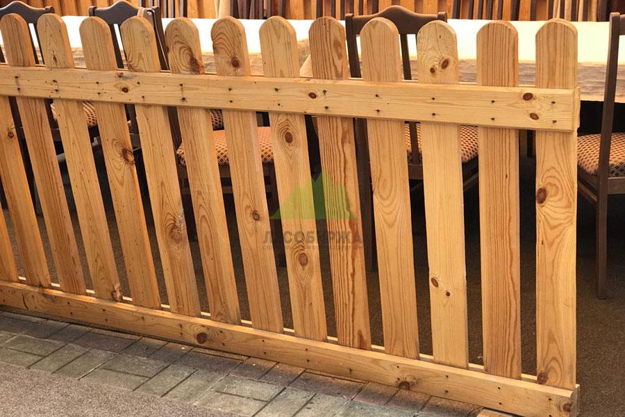 Как сделать забор из деревянного штакетника своими руками: пошаговая инструкция