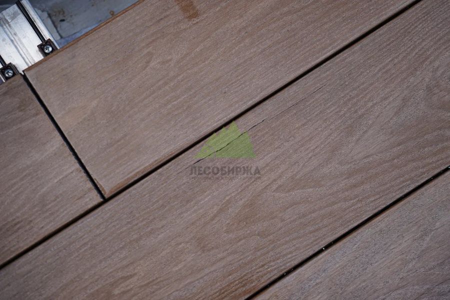 Рванных трещин, вдоль доски, тоже не избежать, если древесина не подходит под условия эксплуатации rvannaya-treshchina-vdol-volokon-na-terrasnoj-doske.jpg