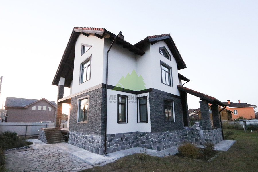 Фасад дома из камня и штукатурки