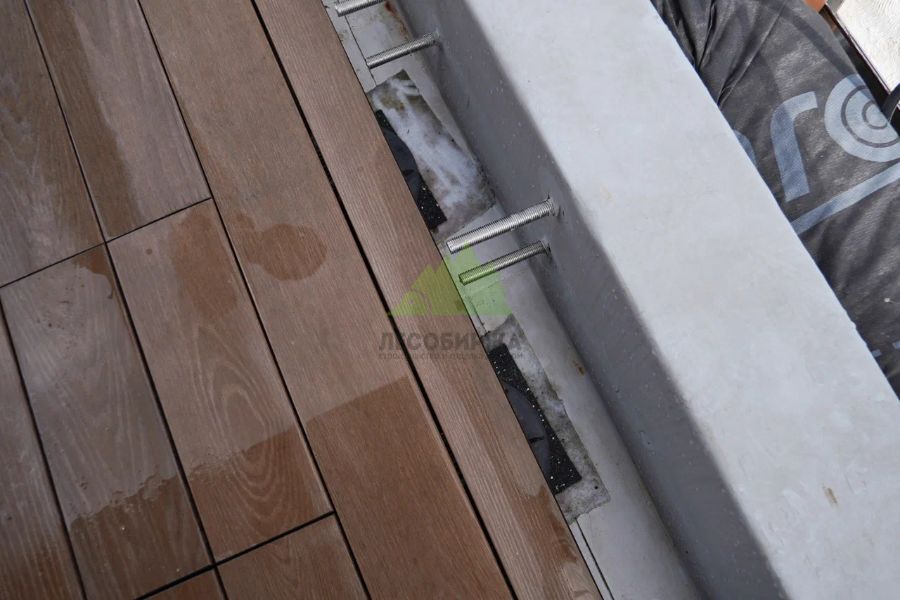 Второй "удар" древесина получает от ПВХ пленки под настилом, таким образом под ней получается парниковый эффект kontakt-s-pvh-plenkoj-na-ehkspluatiruemoj-krovle-odin-iz-udarov-snizu-po-doske.jpg