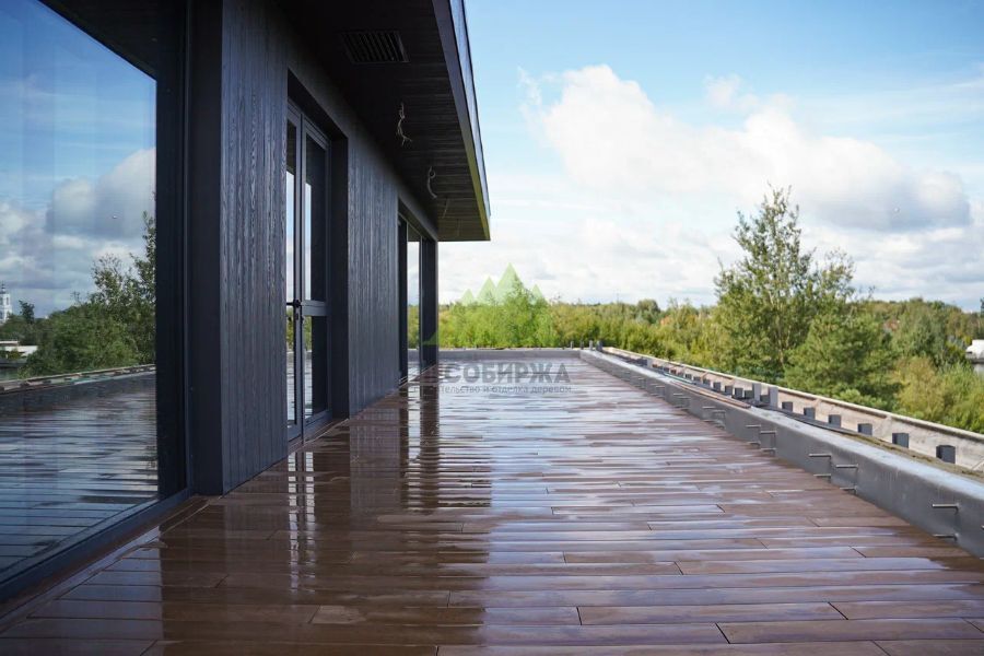 Первый "удар" древесина получает при воздействии УФ сквозь воду, вода выступает своеобразной "линзой" для усиления негативного воздействия УФ dvojnoj-udar-vlagi-po-terrasnoj-doske-na-ehkspluatiruemoj-krovle.jpg