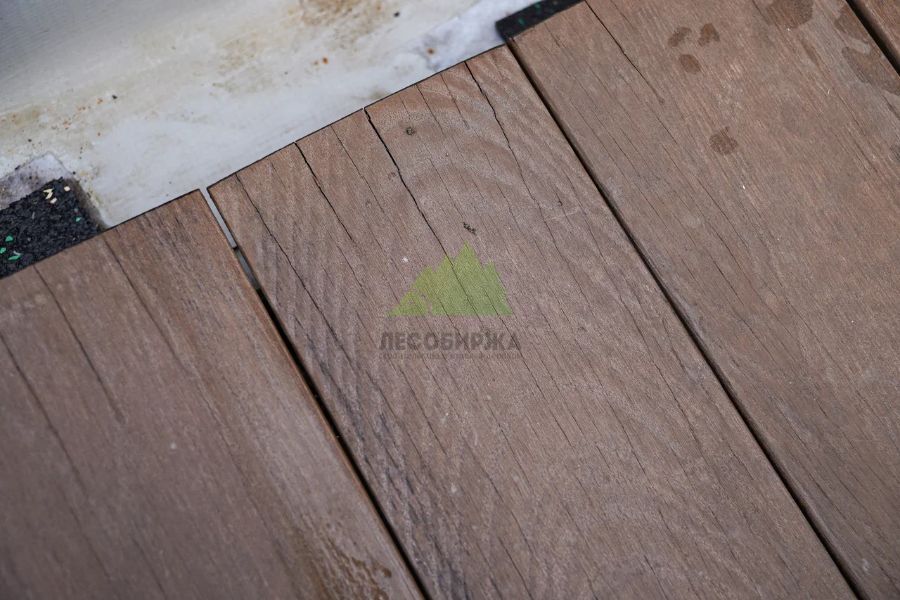 Множество трещин, идущих от торца доски, предварительно на торцах был нанесен герметик - не помогло treshchina-ot-torca-doski-poverh-germetika.jpg