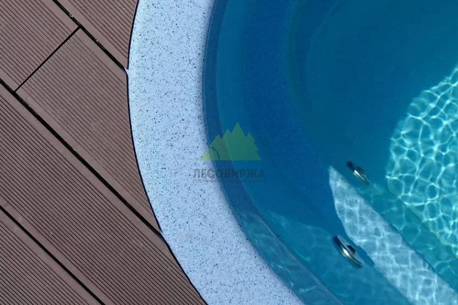 Так же ДПК актуален для покрытия вдоль бассейнов, пристаней или пирсов dpk-doska-cm-decking-vozle-bassejna.jpg