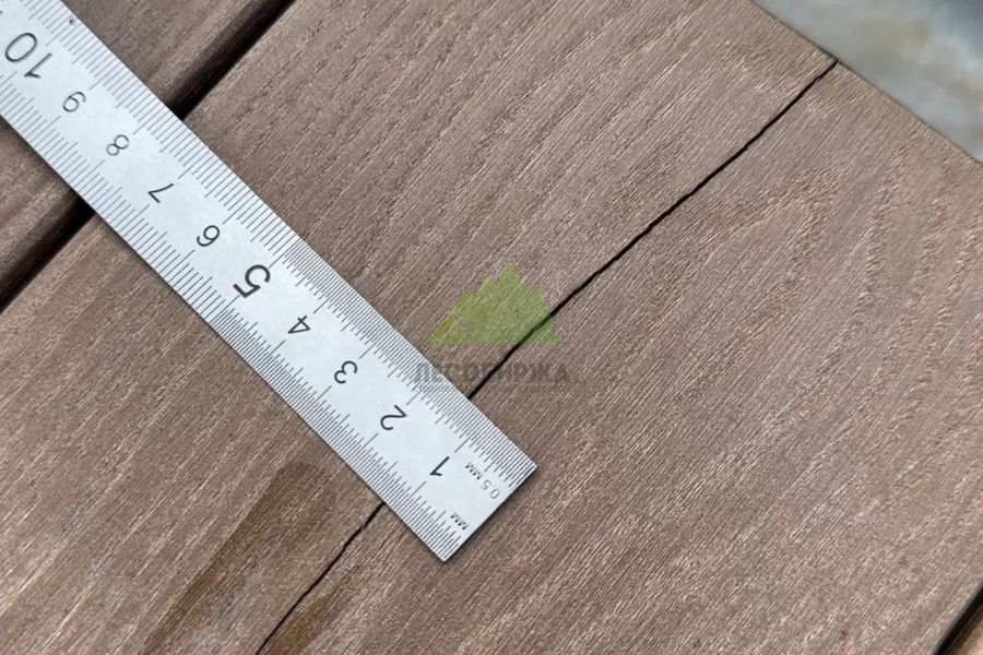 Огромные продольные трещины, возникающие в процессе эксплуатации sushchestvennye-treshchiny-na-terrasnoj-doske-ispolzuemoj-na-ehkspluatirovannoj-krovle.JPG