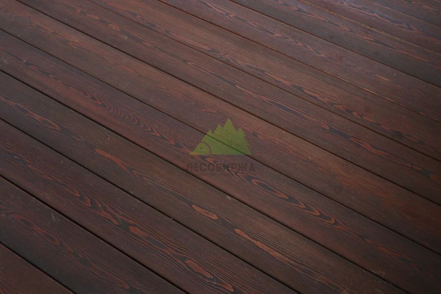 Доска на террасе из лиственницы с ежегодно обновляемым маслом palubnaya-doska-na-terrase-iz-listvennicy-i-pokrytaya-maslom-v-ehkspluatacii.jpg