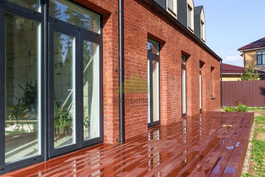 Результатом правильной обработки террасы станет её устойчивость воздействию влаги vlagostojkost-terrasy-pokrytoj-maslom.jpg