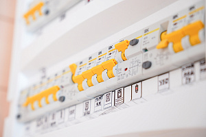 Как осуществить проверку качества монтажа электропроводки в квартире, выполненного бригадой электриков?