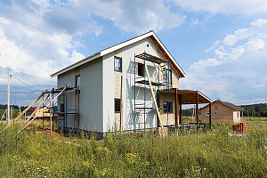 Сравнение "мокрого" и вентилируемого фасада: эксплуатация, стоимость, риски